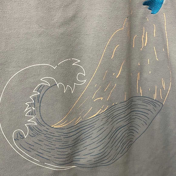 Gray Graphic T-Shirt with Bird and Wave Design - Picture 5 of 12